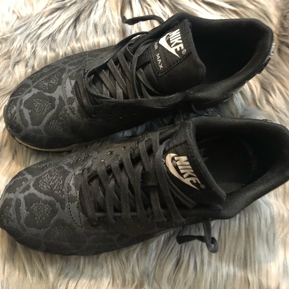 Nike Shoes - NIKE air shoes.